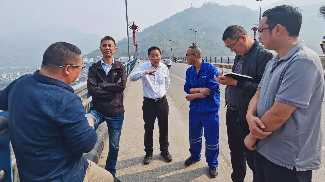 杨昌俊到绥江县明圣燃气安全整改施工作业现场,查看工程进度,了解整改