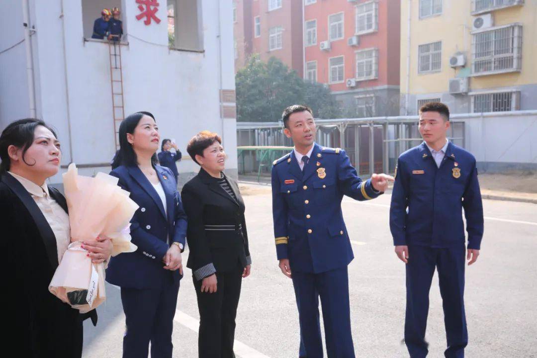 戍边英雄王焯冉烈士母亲慰问消防员_生日_漯河_妈妈