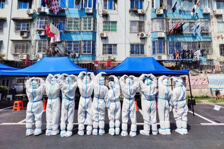 他甘当居民的跑腿代购员轨交员工施维维变身社区大白干得欢