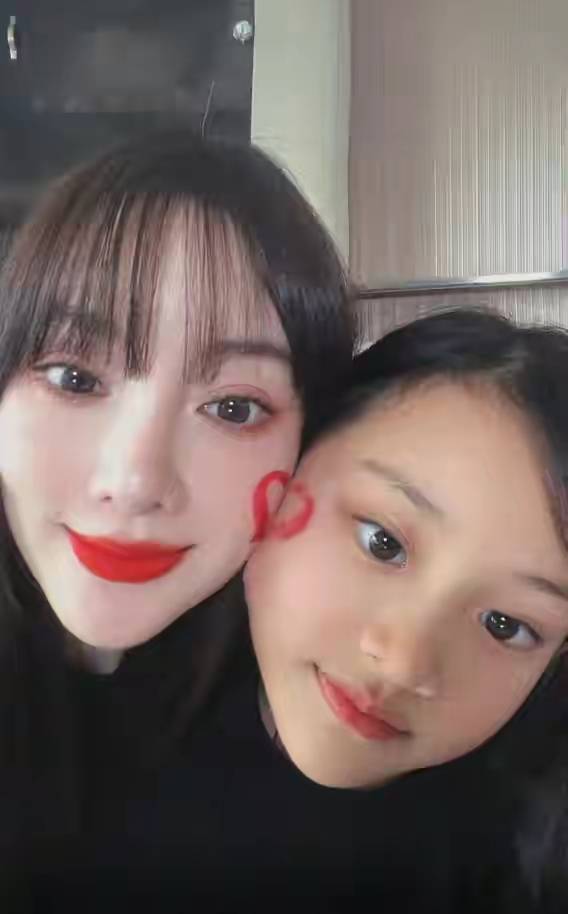 网友李小璐和甜馨拍视频，甜馨化浓妆涂红唇成熟不少，贾乃亮也拍了同款