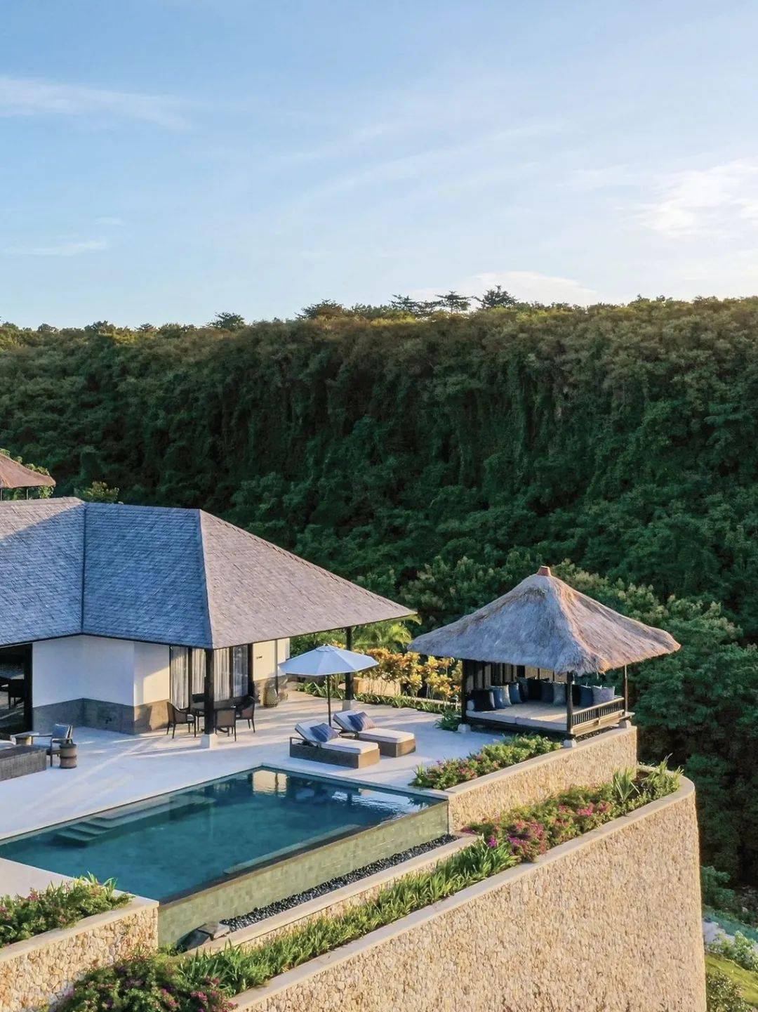 banyan tree krabi甲米悦榕庄这是一个白色沙滩蔚蓝大海森林和石灰