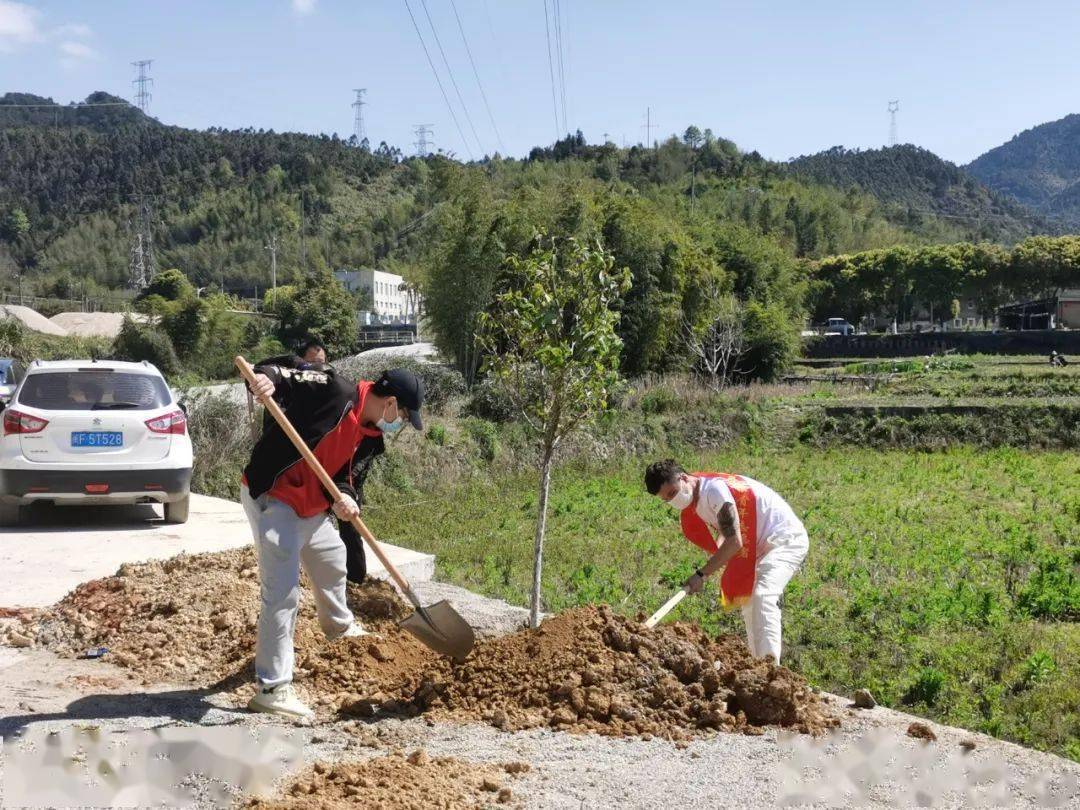 迎建團百年適中鎮團委把綠色種進春天裡讓青春洋溢在濱河上