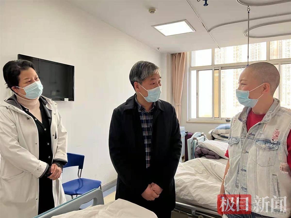 是通过这条筹款信息,湖北省肿瘤医院医务社工曹李耘知道了代英的情况