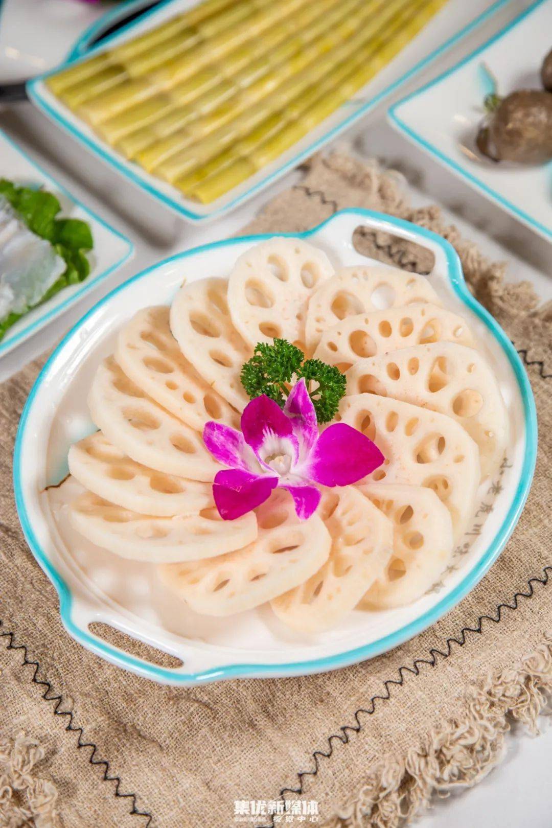 藕片米豆腐金针菇吃火锅要记得荤素搭配,茼蒿,藕片,金针菇,土豆,萝卜