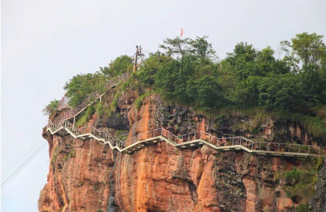 南臺臥佛山景區玻璃棧道 (鍾小豐 攝)有云梯玻璃棧道,天空之鏡,金頂