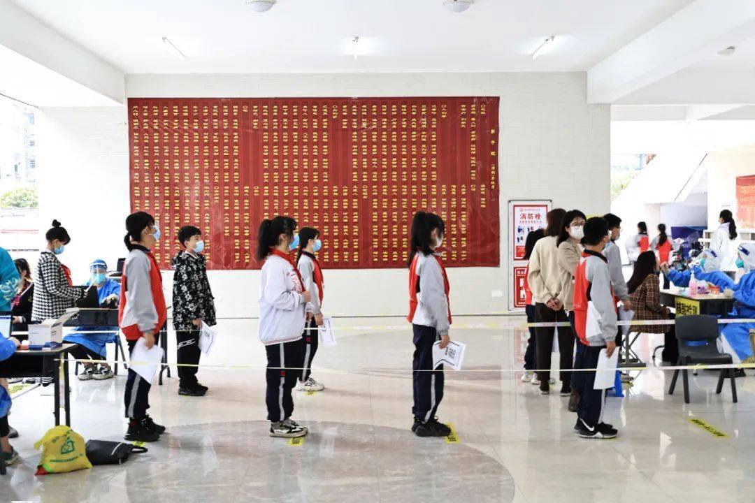 3月15日上午在连江树德学校里一排排 笔挺挺整齐划一的萌娃正排队准备