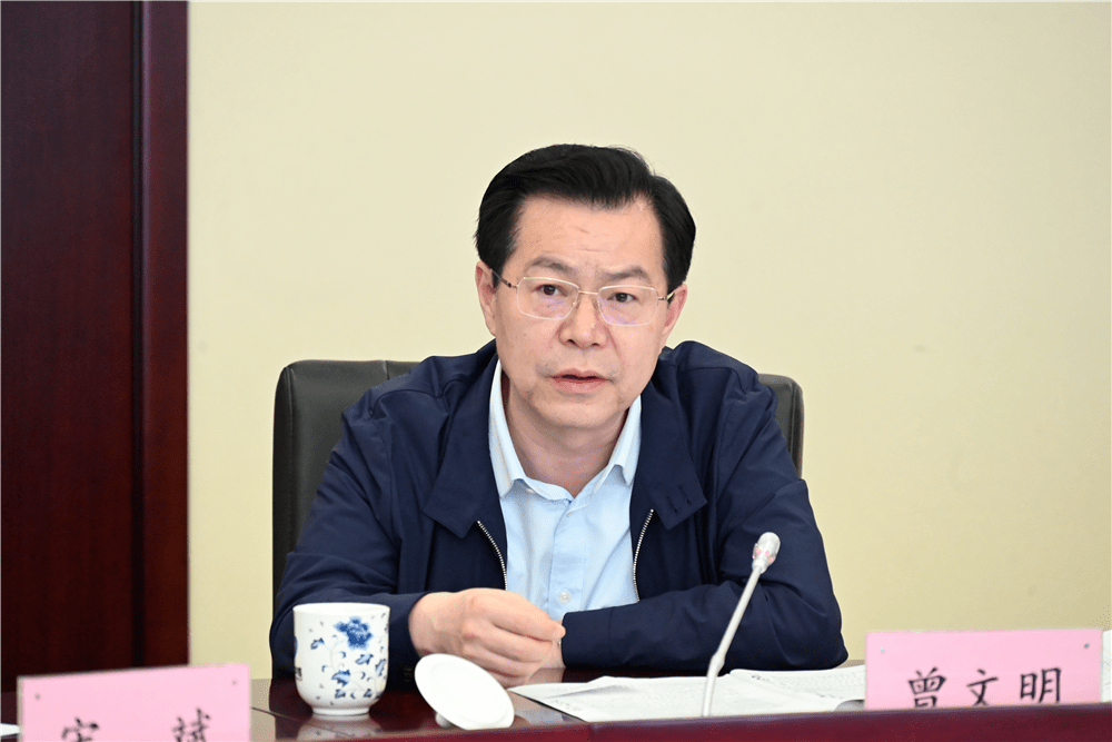 曾文明在省地质建设投资集团宣讲全国两会精神