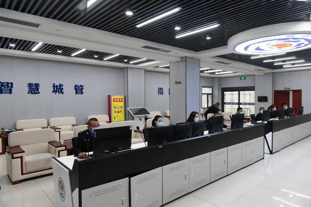走进智慧城管指挥中心,宽敞的大厅里摆放着一排电脑,正对面是视频指挥