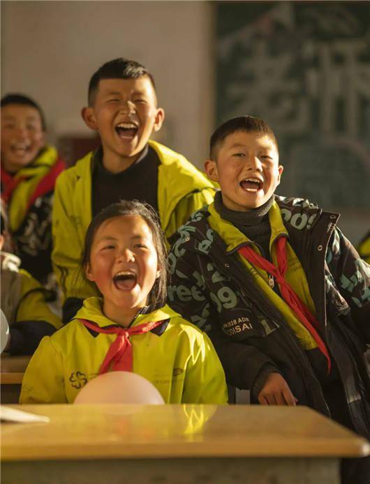 捷豹路虎希望小学孩子们的笑脸笔者还了解到,对这些偏远山区的学校