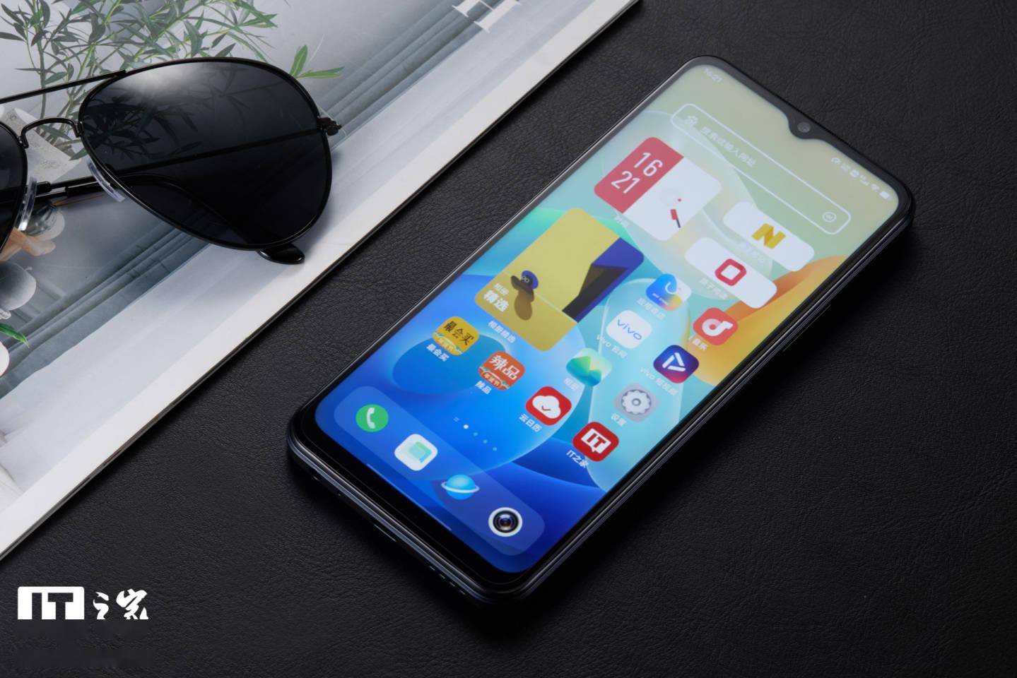 【IT之家开箱】vivo Y33s 5G 手机图赏：清蓝微光，经典深邃