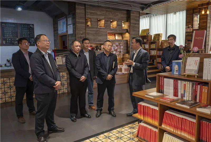 人民日报社广西分社社长邓建胜一行到广西师范大学出版社集团有限公司