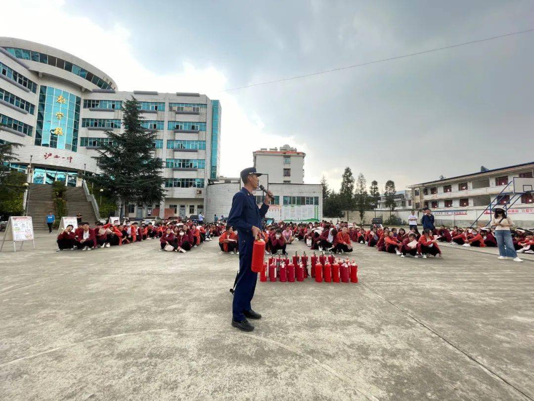 泸西消防74应邀为泸西县第一中学开展消防安全培训暨演练