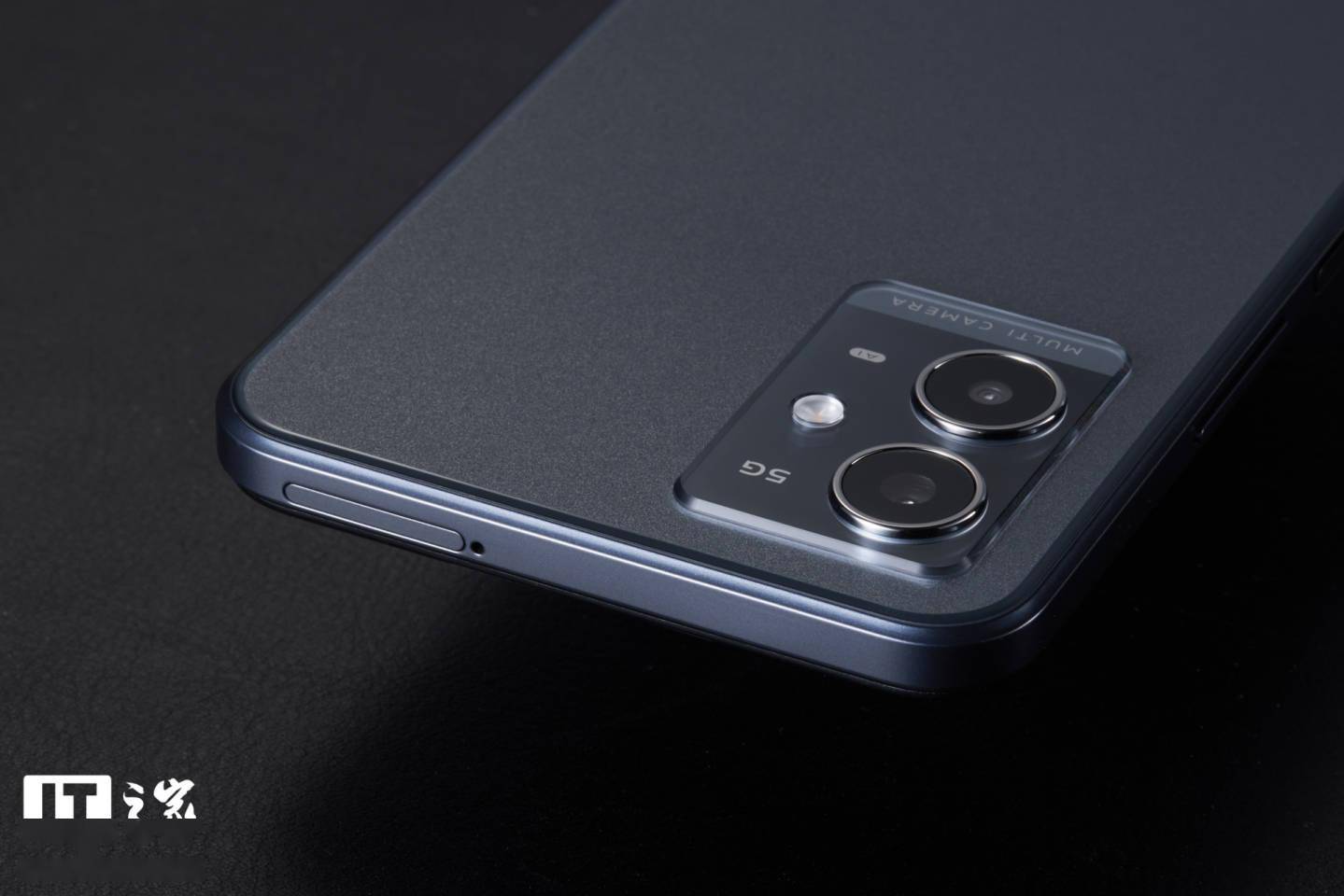 【IT之家开箱】vivo Y33s 5G 手机图赏：清蓝微光，经典深邃