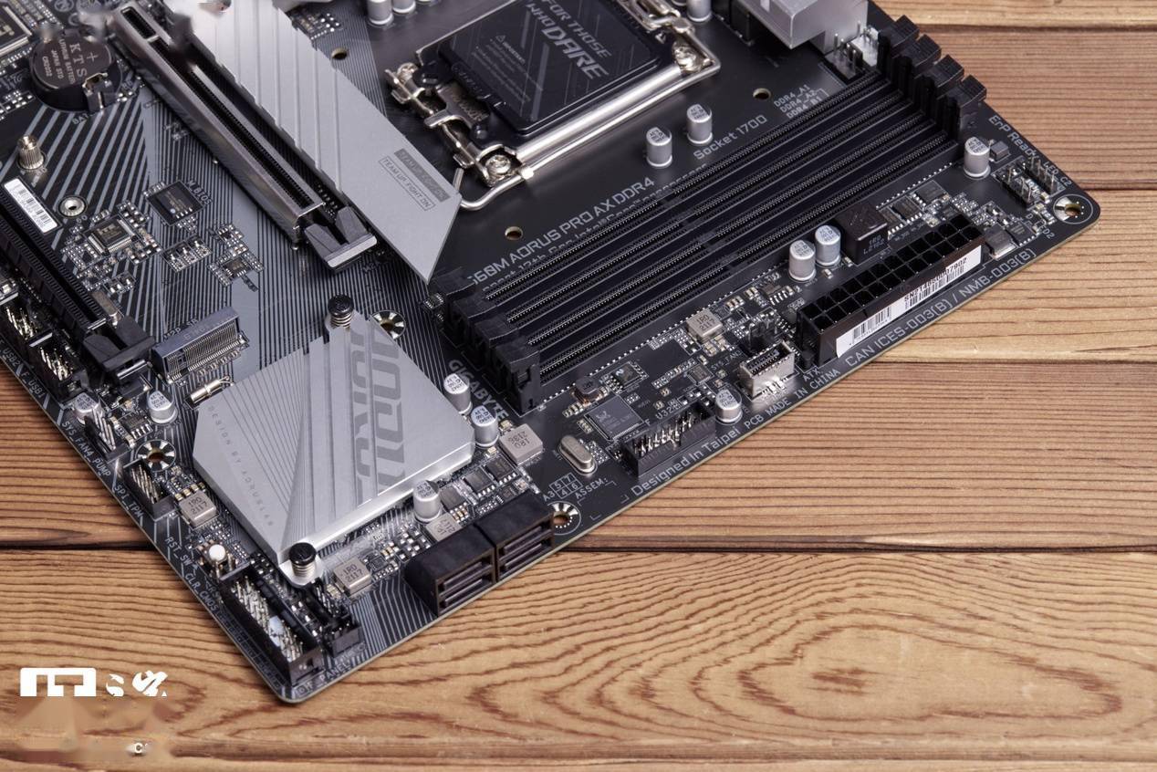 【IT之家开箱】技嘉雪雕 B660M 主板图赏：银装战甲，千元利刃