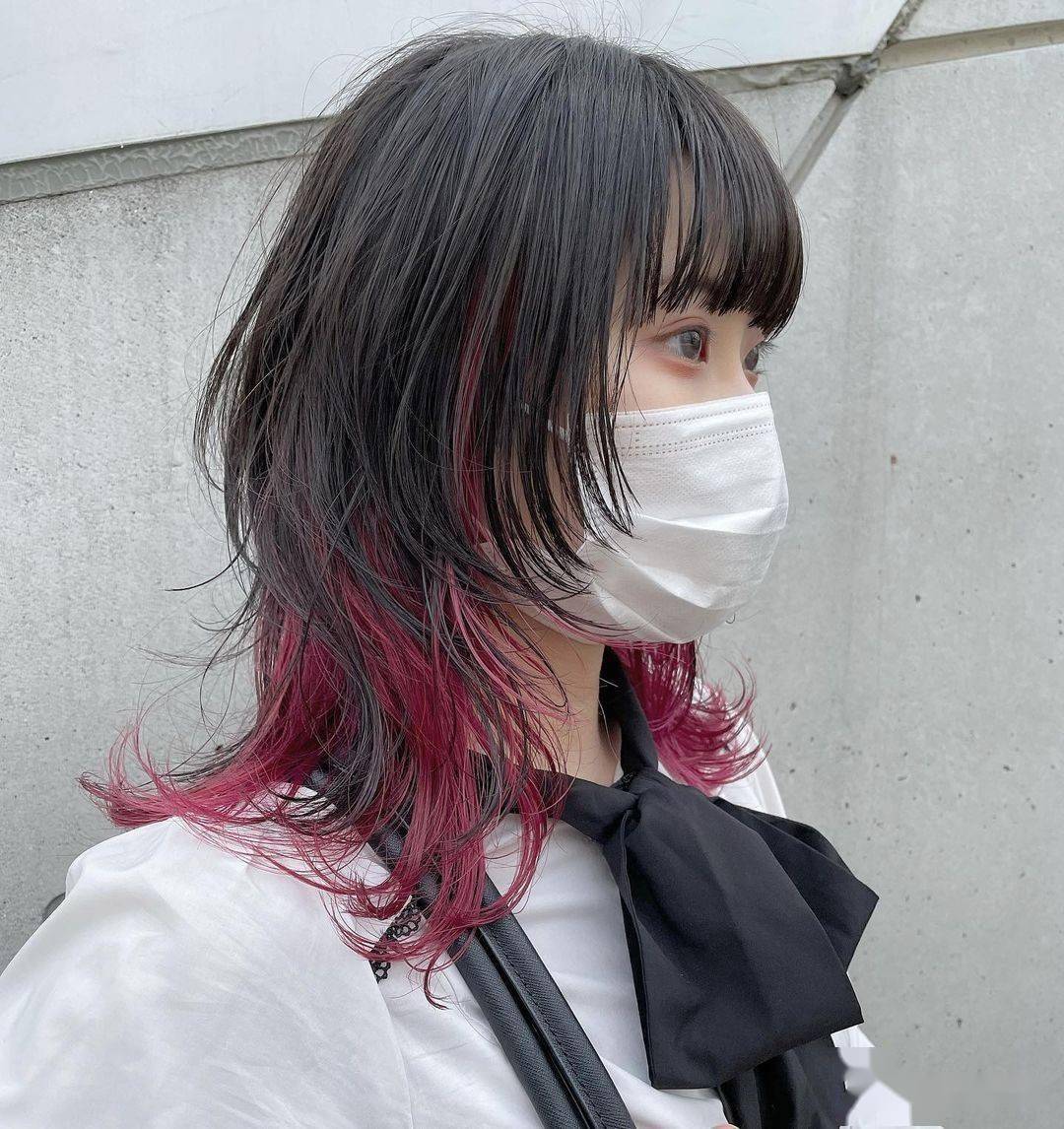 比如在头发内层做一些荧光绿或者紫红色就很不错,让整个发型有了新的