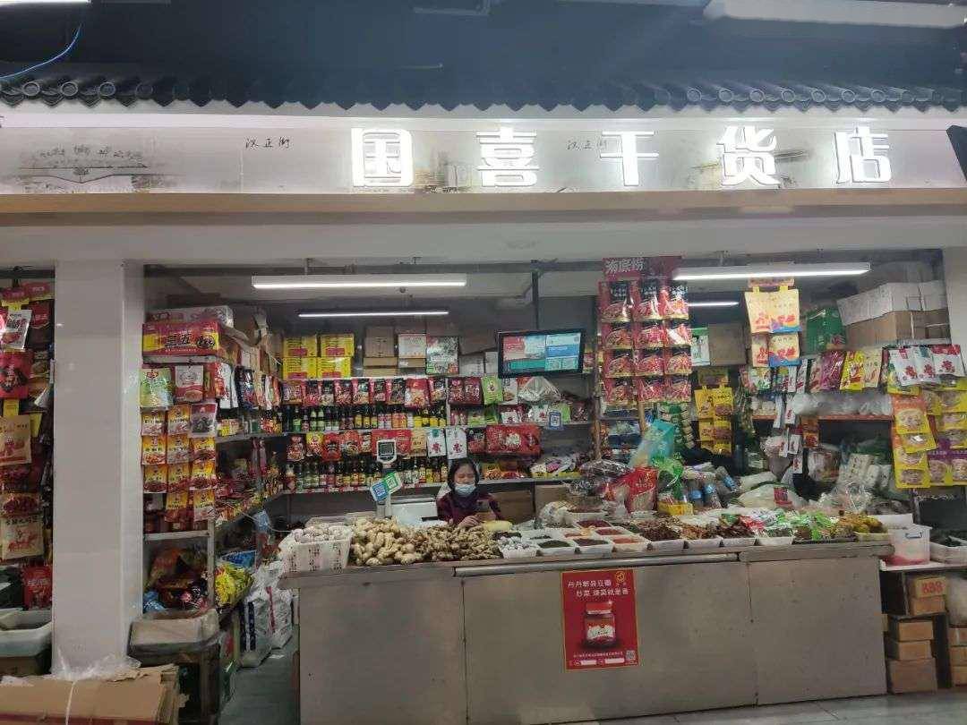 然而,当我们走进菜市场的干杂店,小区旁边的夫妻便利店,甚至是大型商