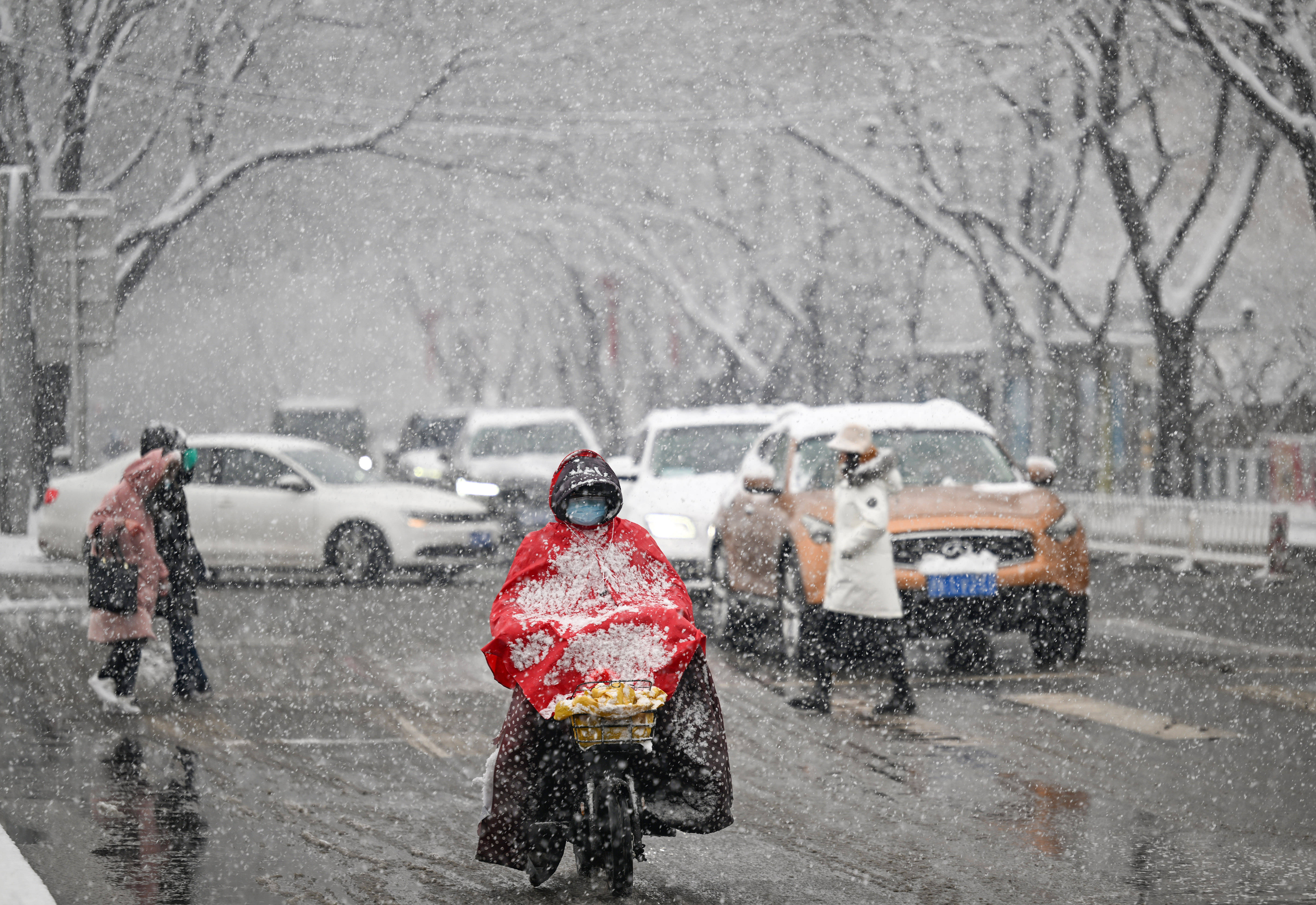 新华社照片,北京,2022年3月18日北京降雪3月18日,市民在北京玉渊潭南