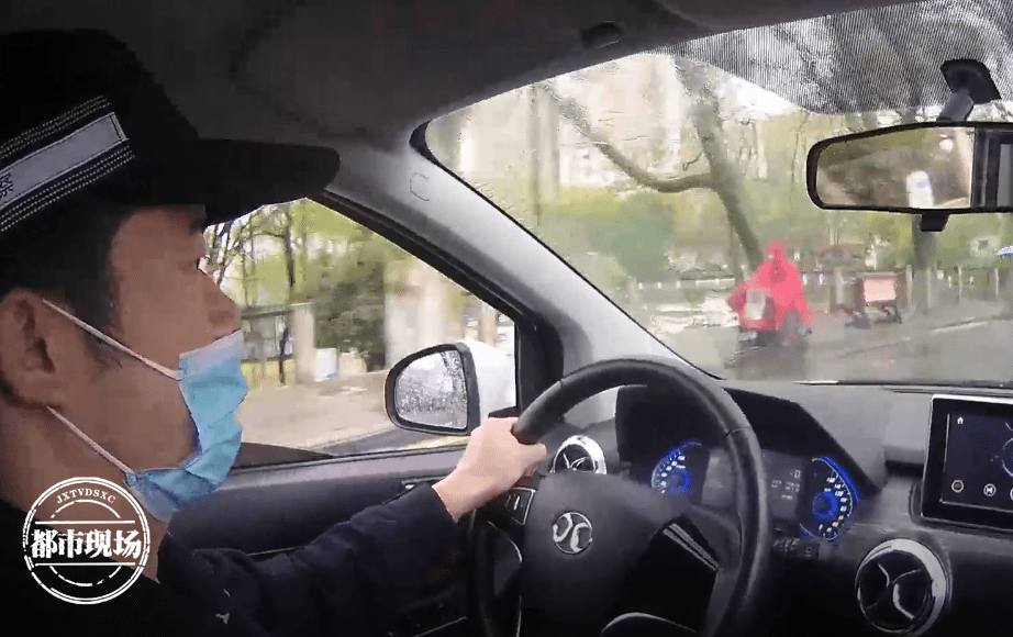 九江突发警车为出租车开路5分钟送达