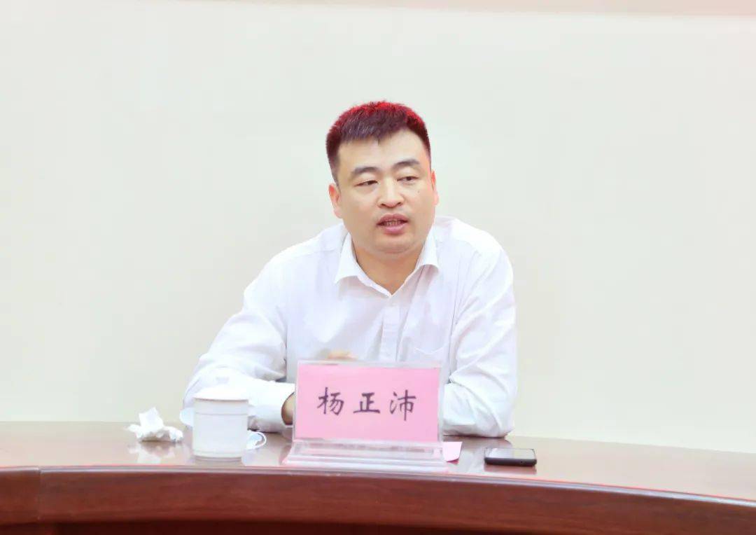 座谈会上,杨正沛首先感谢老同志们在各自的岗位上,勤勤恳恳,任劳任怨