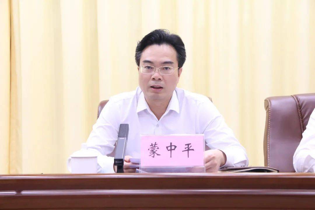 会上,蒙中平宣读了《藤县禁毒委员会关于调整认定2022年度毒品问题