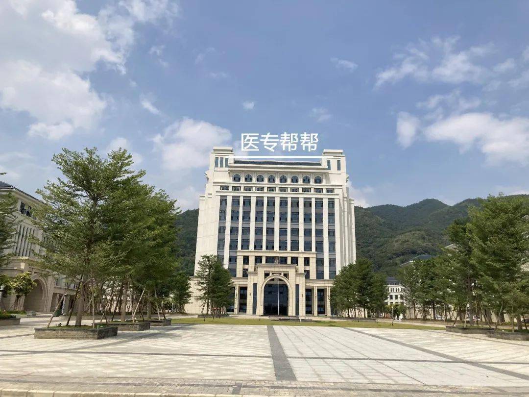 专科学校前身中山大学医学院肇庆分院,2017年开始专升本新校区迁建,总