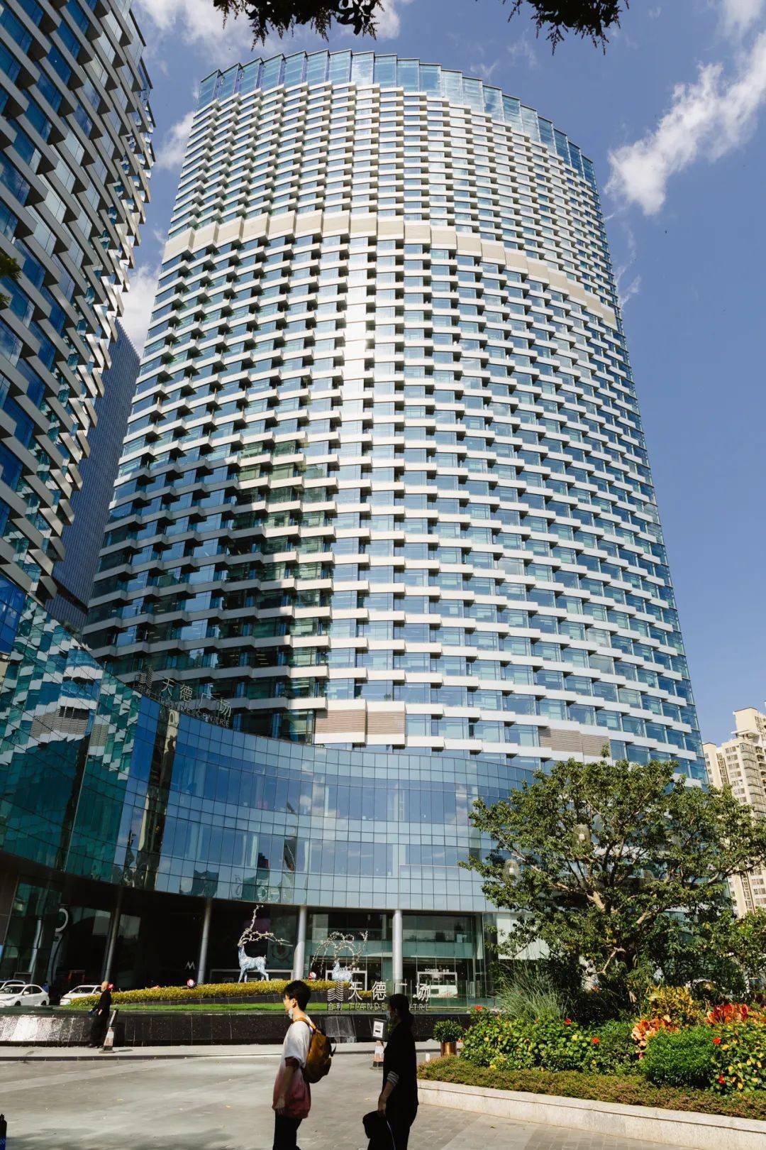 猎德村的邻居,是集五星级酒店,商业街,办公楼于一体的天德广场.