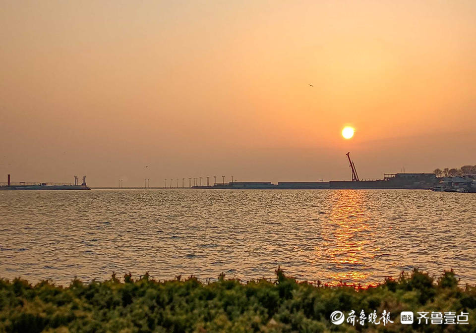 好景山东水天一色日照泻湖观日出看朝霞尽染金辉漫漫