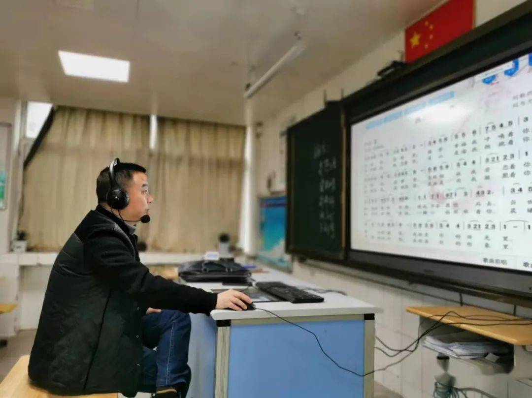 校园动态九龙中学线上教学伴成长不负春光不负亲