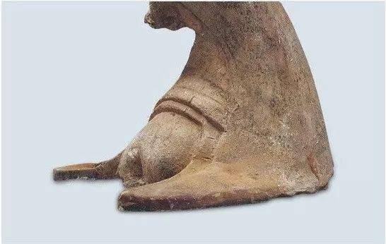 图2869袿衣之髾图2969鱼尾形翘起下摆第三,前襟处.