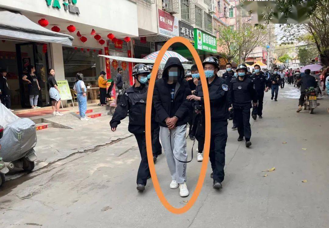 博白警方将电诈犯罪嫌疑人李某某,蒋某,邱某某押解到龙潭镇指认现场