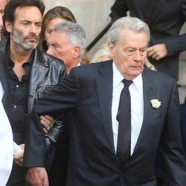 巨星阿兰德龙决定安乐死，近照曝光显苍老_曝法国男星阿兰德龙决定安乐死_安东尼_离开