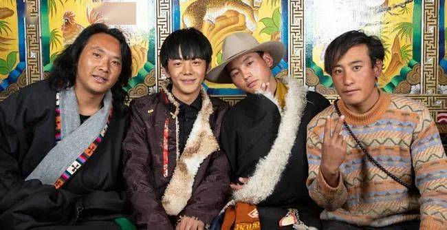 那么年轻漂亮的女孩,花着父母的钱追星,完全失去了理智,和那些村里的