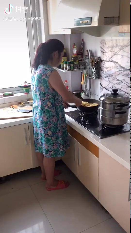 妈妈做饭很辛苦夏天厨房更是热的不行我看这个小风扇挺好给她买一个