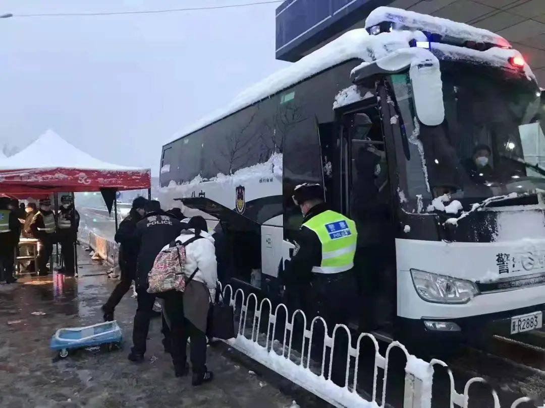 战疫情廊坊警车公交车变身爱心车温暖回家路