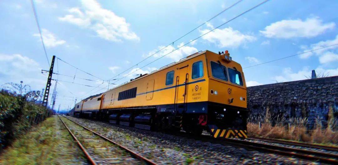 48js型双动力钢轨打磨车首次试作业圆满成功为确保此次"混动车"试作业