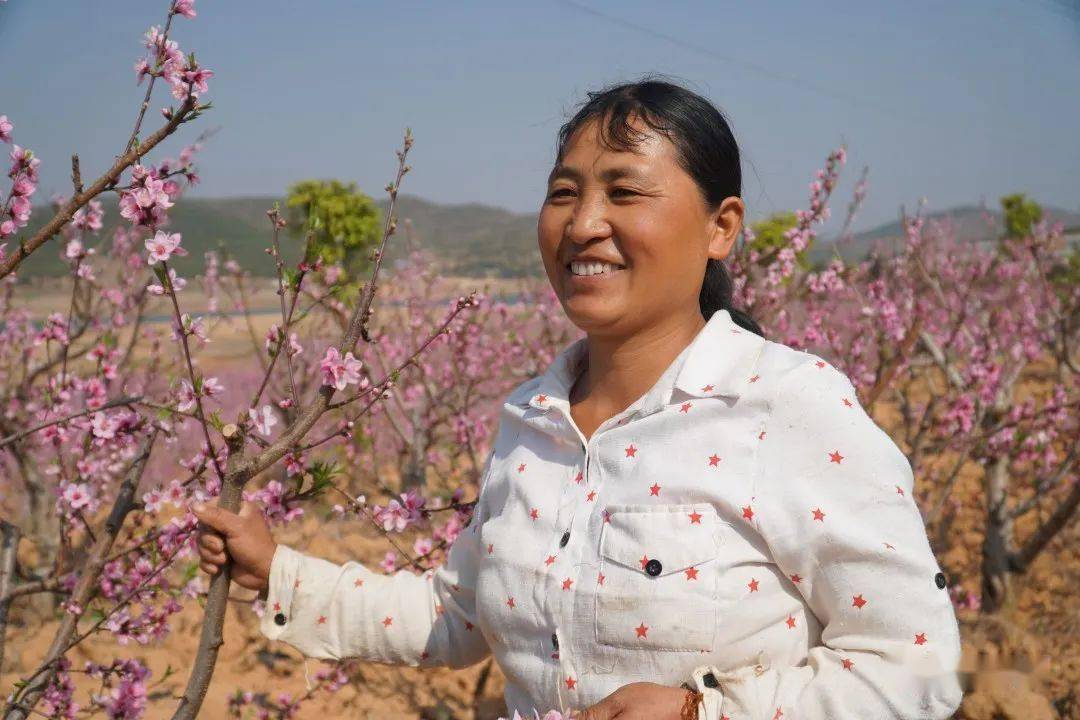 村民许永仙说"丈夫和娃娃在外面打工,我在家里耪农业生产,照顾老人