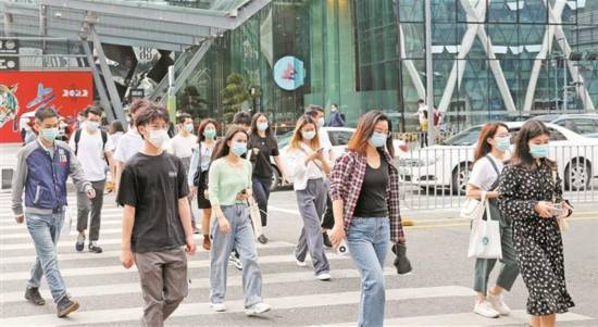 深圳恢复正常工作秩序第一天 上班族络绎不绝_深圳复工复产首日:市民扛电脑上班_周红声_李伟文