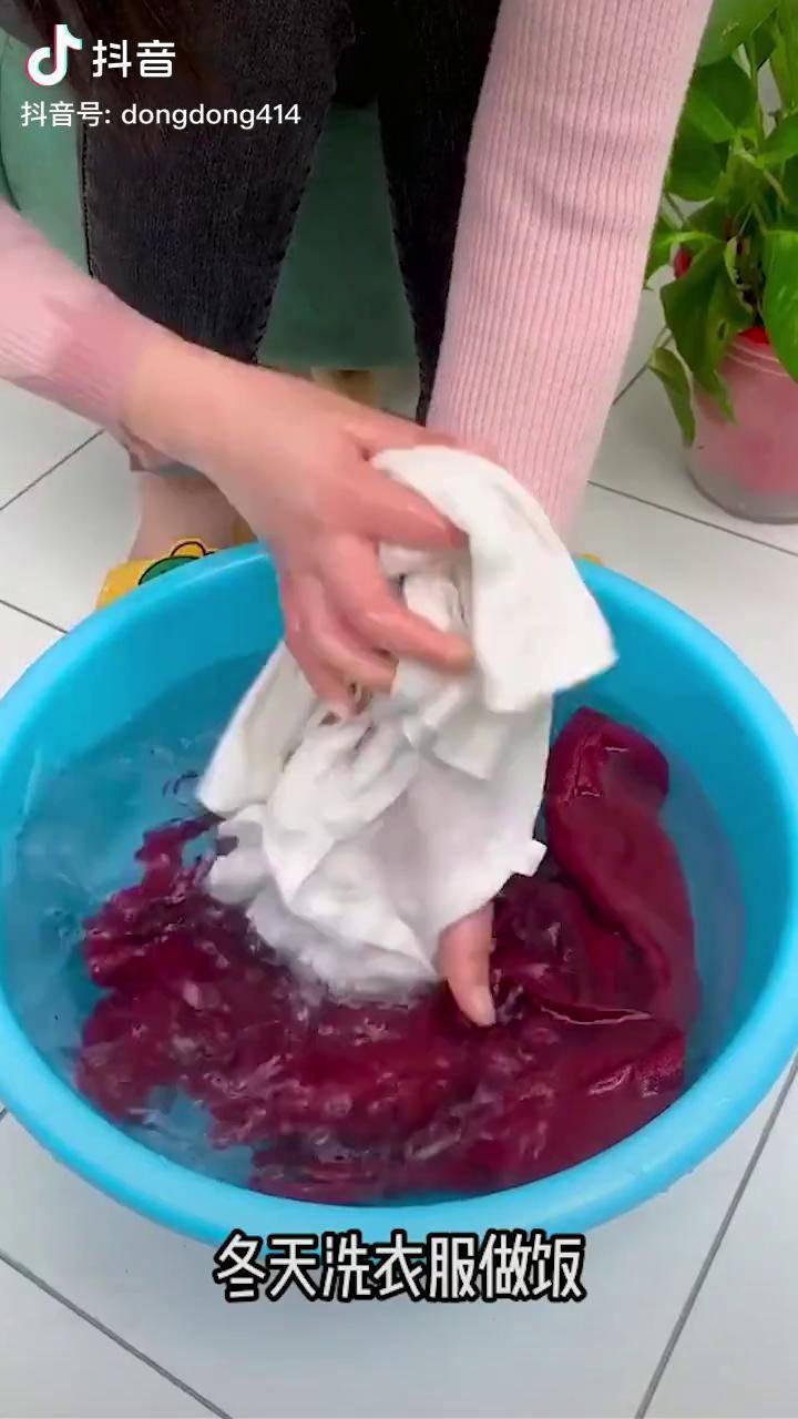 冬天洗衣服洗菜时扎起袖子手冷不扎袖子衣服容易弄湿于是就在抖音买了