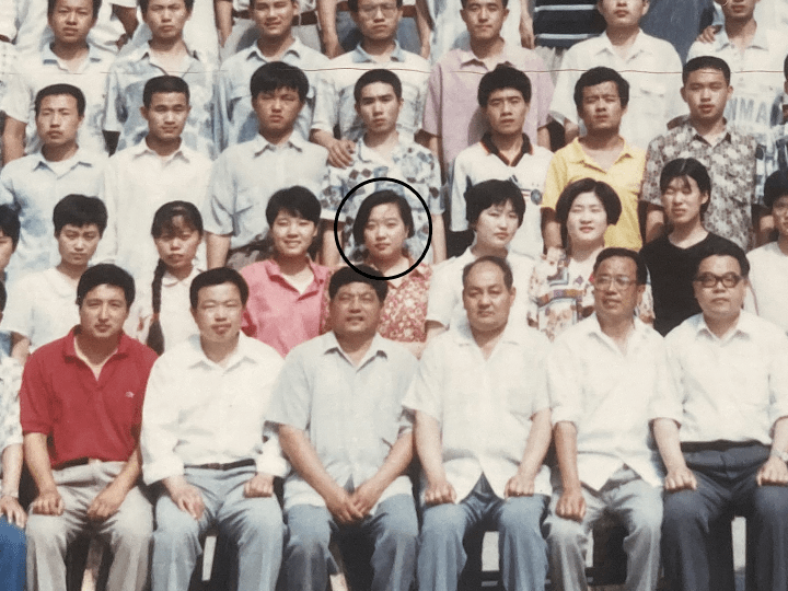 她自幼天资聪颖,勤奋好学,学习成绩一直名列前茅,是高唐一中34级1班