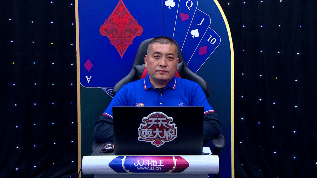 第一位选手张传杰来自济南今年52岁,是一名棋牌室老板,平时经常和棋牌