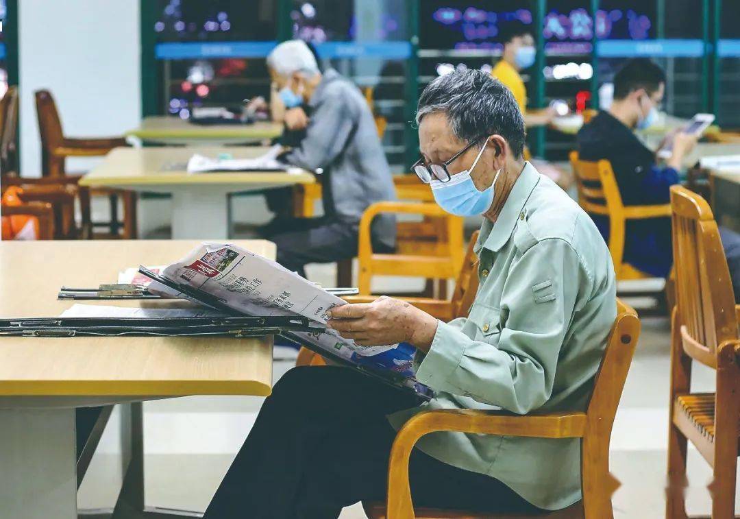 这里数百种报刊杂志能满足各种需求,许多读者满怀热爱地打开报纸看