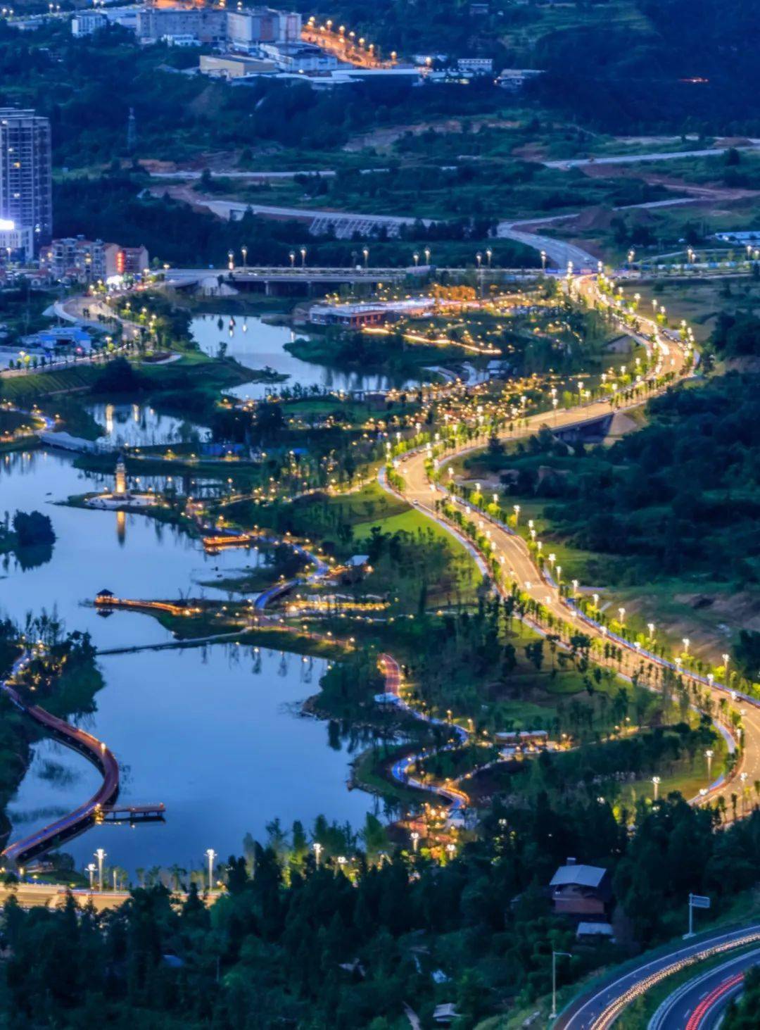 县高明新区核心区高明湖公园图为四川省巴中市通江县高明湖城市公园