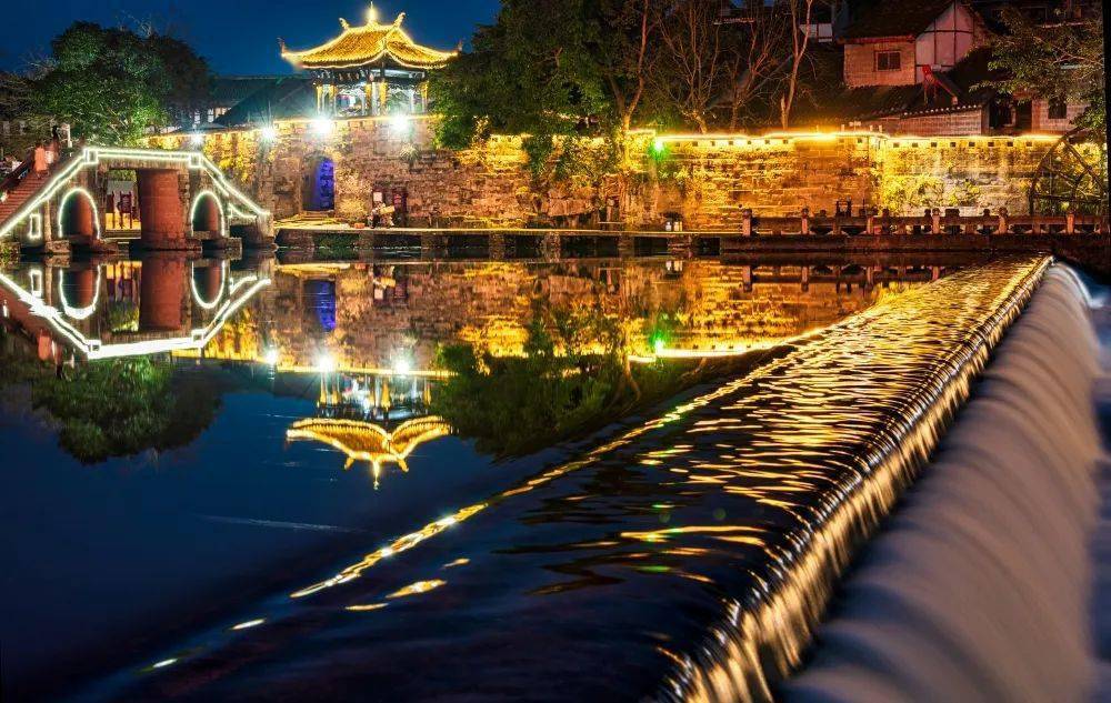 《荣昌万灵古镇的清晨》《山城夜景》《天星小镇的傍晚》《夜上海》