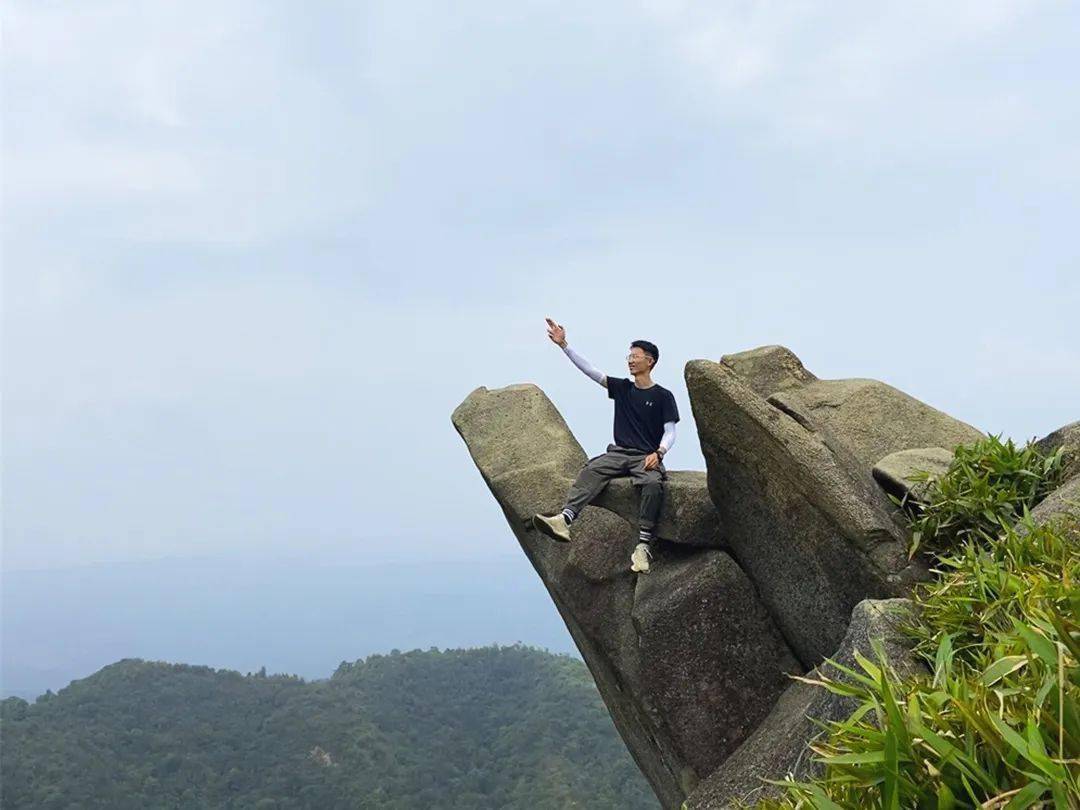 老香山登顶佛山二峰打卡一飞冲天牙鹰石风车群乱石阵瀑布丛玩不停