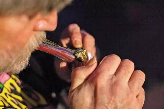 常见于大麻,鸦片等毒品,吸食者使用烟枪吸食,或者将毒品加工成香烟后