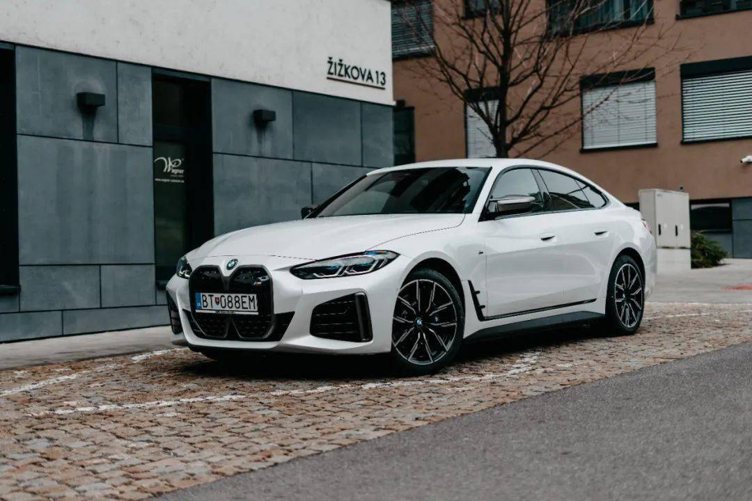 矿石白宝马i4m50你见过吗隐藏在低调车漆下的强悍性能