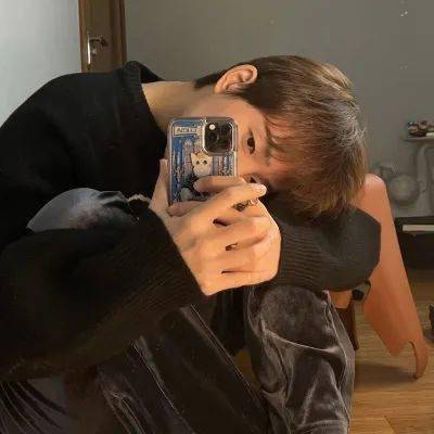 19,没有安全感的人很爱音乐,怕黑却喜欢晚睡.