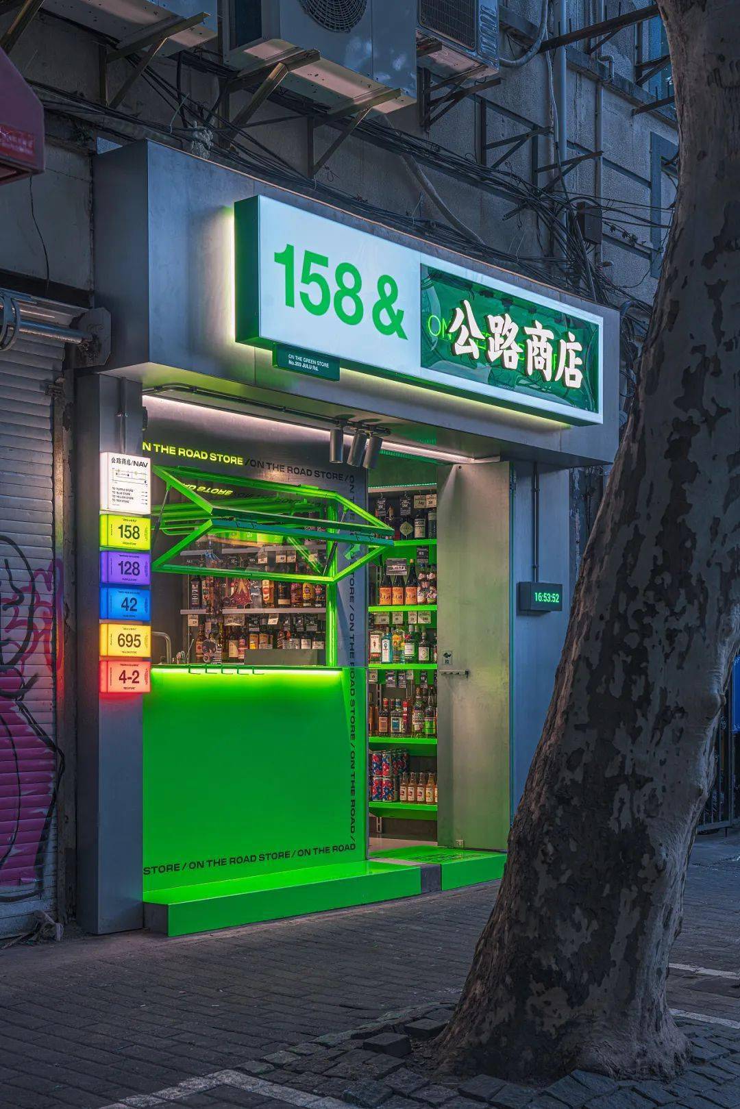公路商店一个开放的路边饮酒空间