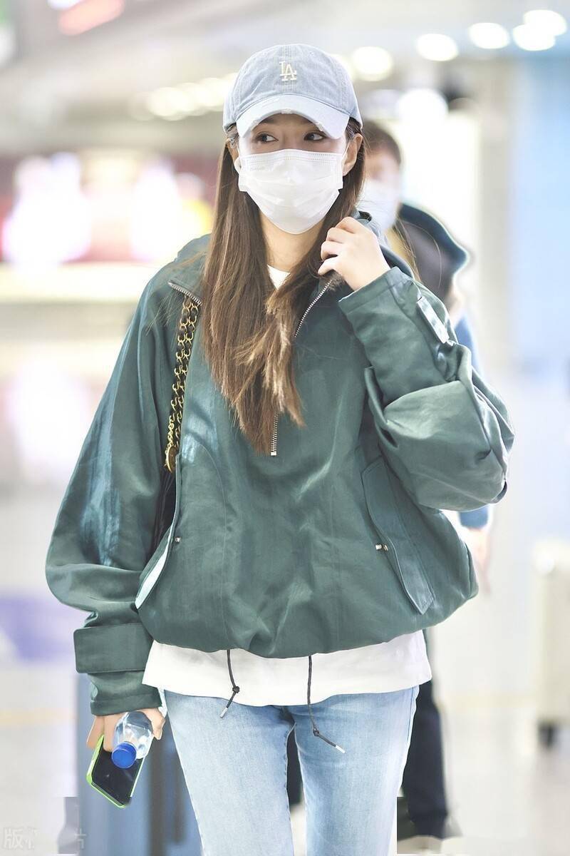 街拍:沈梦辰独自成都到达面对镜头笑靥如花_机场_沈梦辰_到达