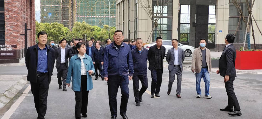 (图为参观现场)王春水肯定和赞赏重庆市楼宇产业园的作用王春水副主任